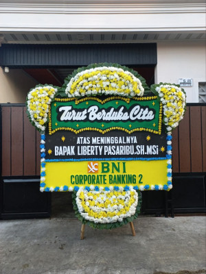 Papan Bunga Duka di Gedung Soka