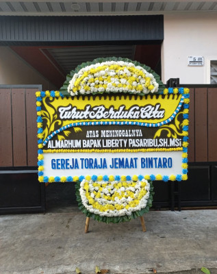 Papan Bunga Duka di Gedung Soka