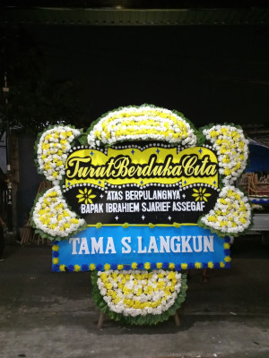Papan Bunga Duka di Gedung Soka